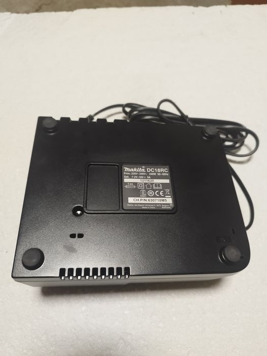 Зарядна станция на Makita