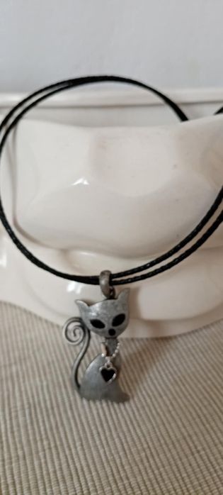 Колие със силиконова верижка и висулка