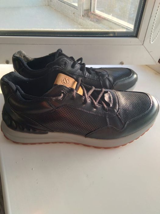 Продам кроссовки