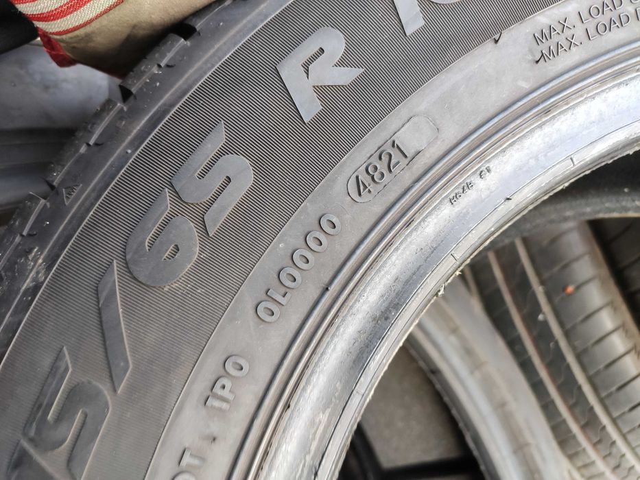 2бр Зимни гуми за бус 215 65 16 С - Vredestein