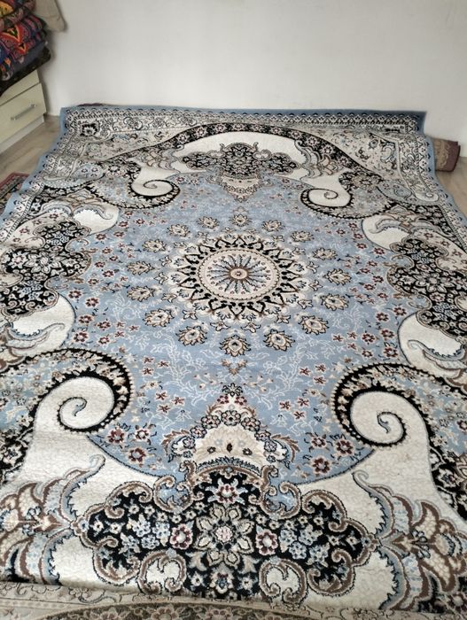 Продам ковер в хорошем состоянии длина 3.5 метра, ширина 2.5 м