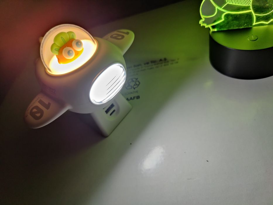 детский ночник в виде самолётика