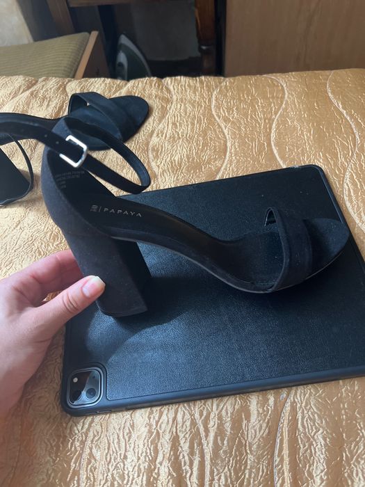 Черни сандали на ток