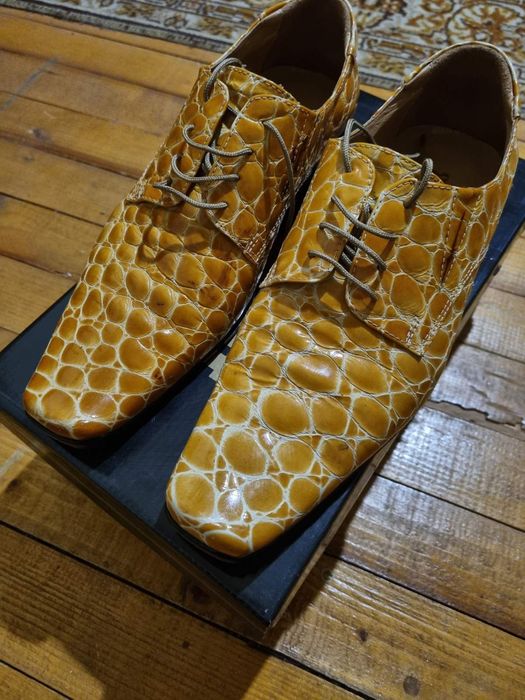 Обувки от змийска кожа