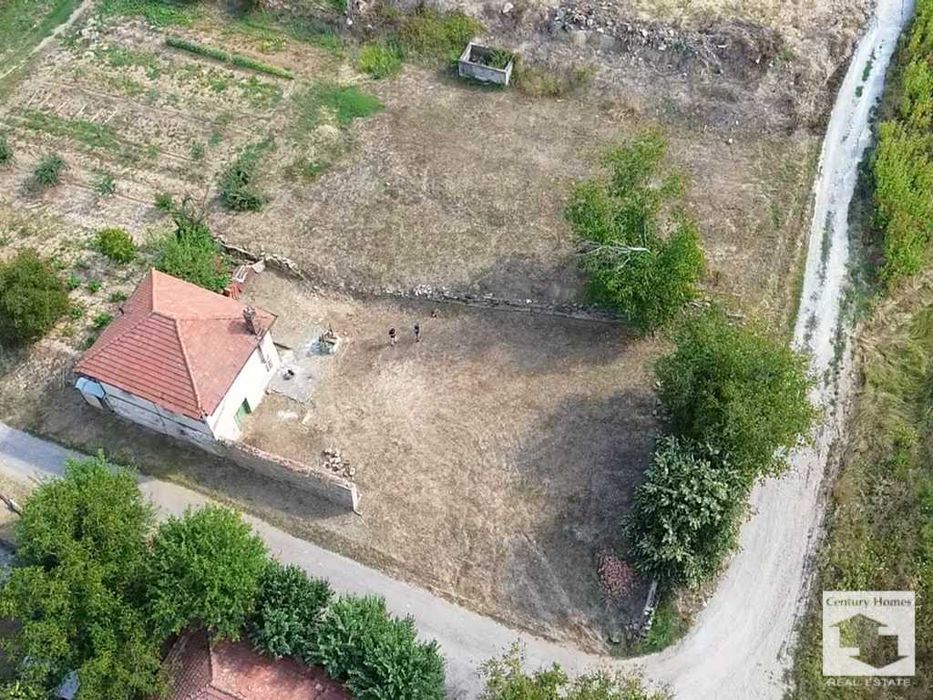 116276 Двуетажна къща с просторен двор и кладенец в с. Присово, на 5 км. от Велико Търново