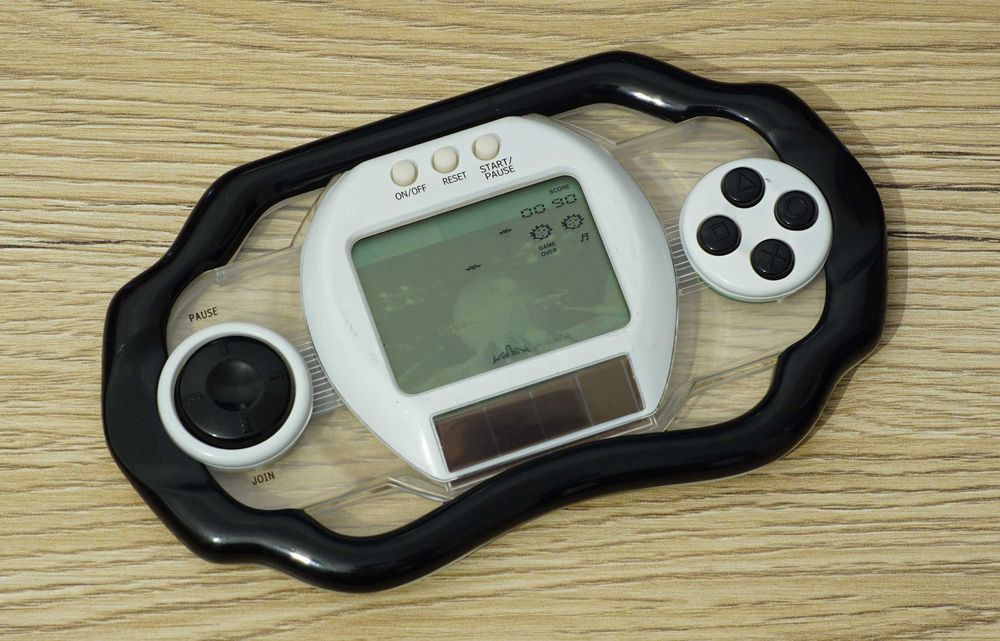 Consola portabila solara similara Nintendo Game & Watch