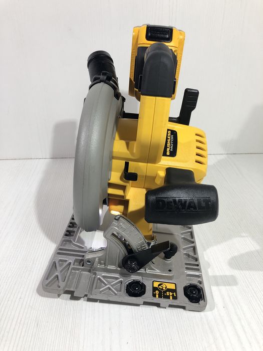 Circular Dewalt DCS 572