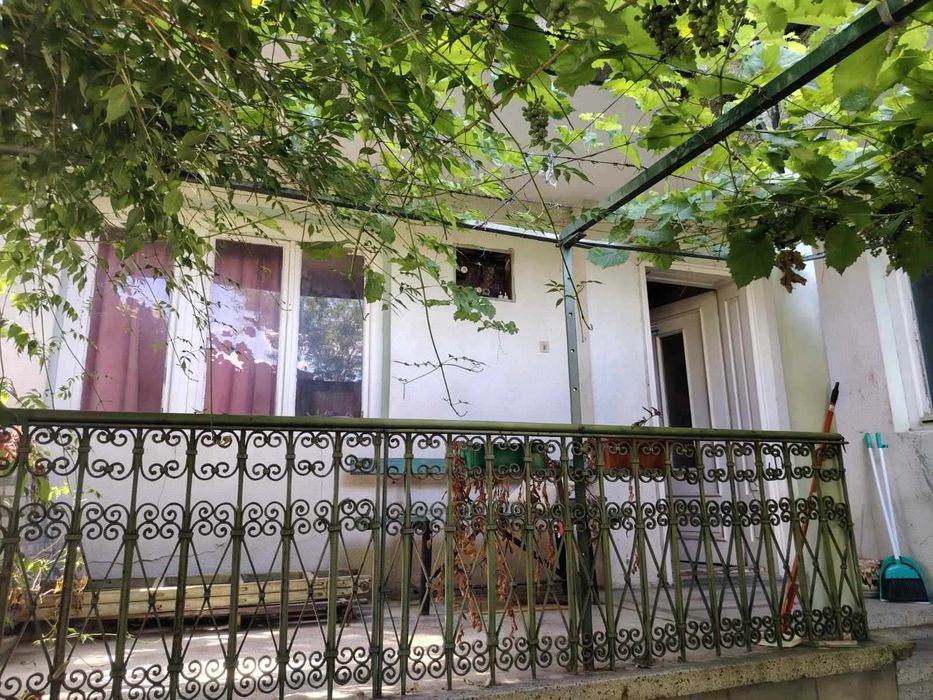 Едноетажна тухлена къща 107 м2 в кв. Дивдядово, общ. Шумен