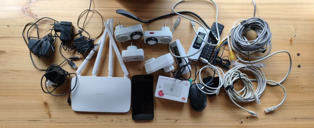Лот рутер, телефон, 4g SIM рутер и много кабели ethernet и други