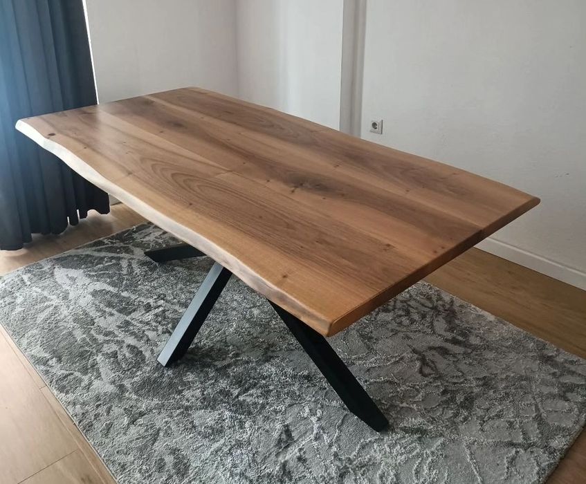 Трапезна маса от масив орех