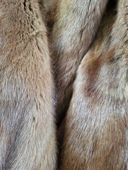 Продам норковую шубу с капюшоном