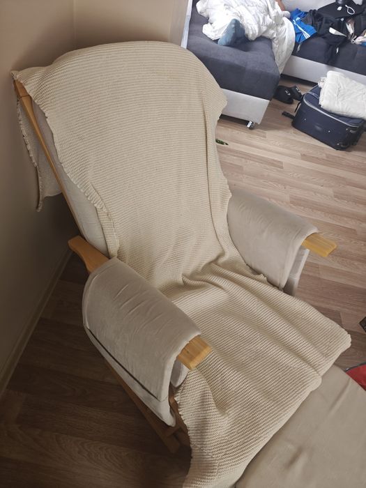 кресло с мека част и дървена рамка  и табуретка за крака