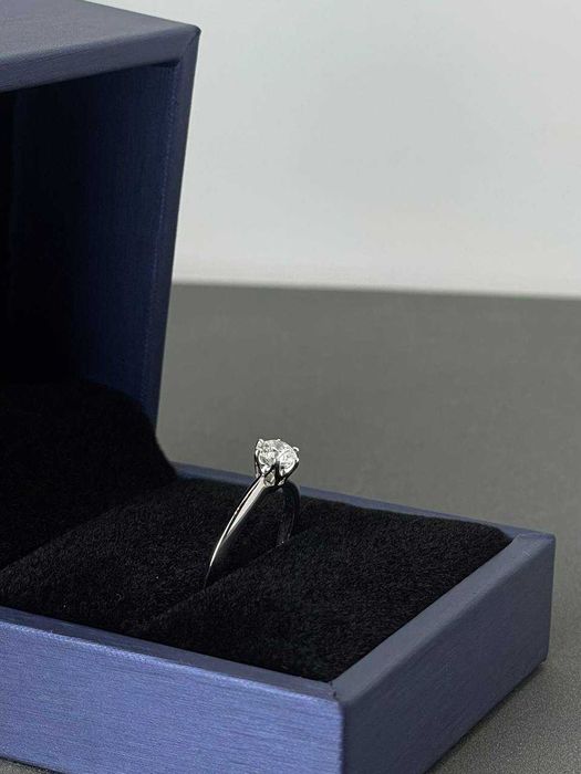 Золотое кольцо помолвочное