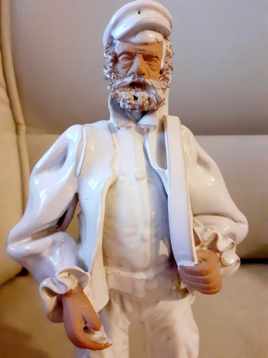 Порцеланова фигура Ловец