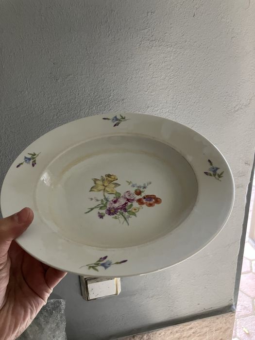 Тарелки для еды.