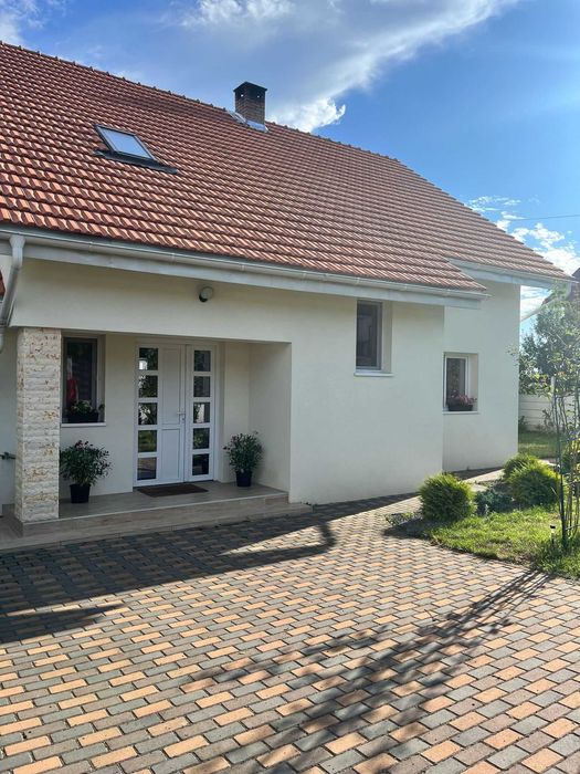 Vand casă, zona Victoriei,11 ari de teren