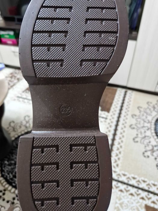 Продаются женские ботинки