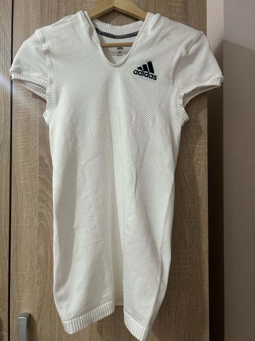 Бяла спортна рокля на Адидас