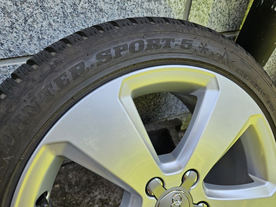 Перфектни зимни гуми DUNLOP WINTER SPORT 5 - 225/45 R17, DOT 2524, грайфер 8,5-9мм с оригинални 17" лети джанти за Ауди А3 Audi