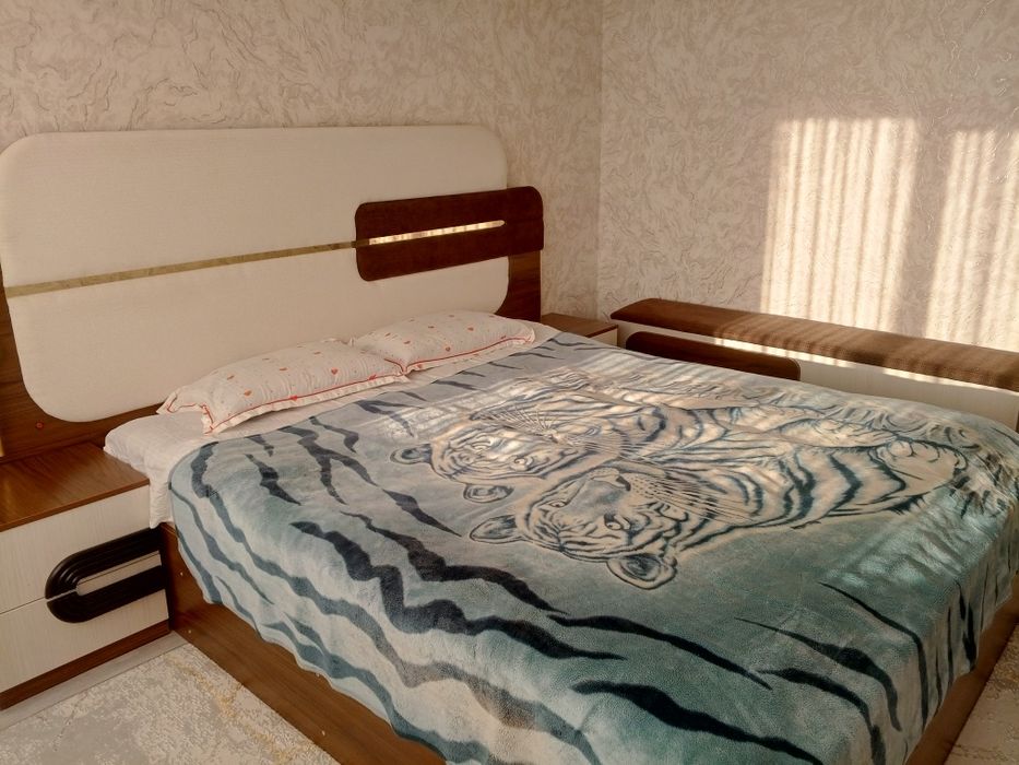 Продается двухспальная кровать и сафо