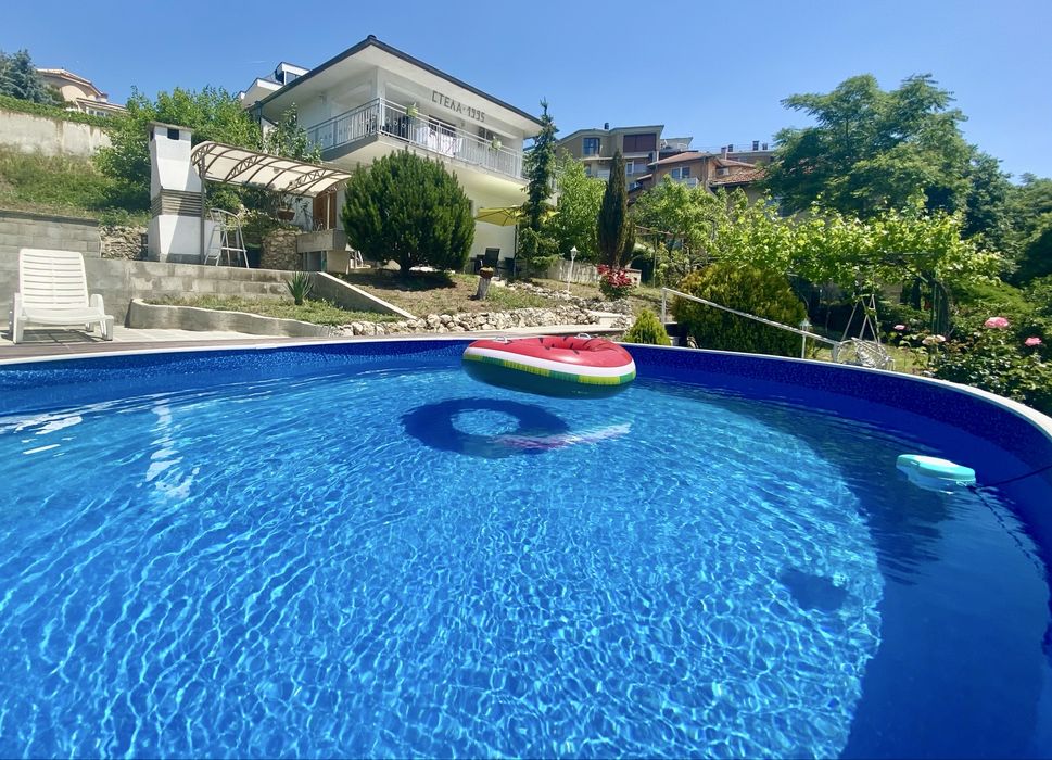 Самостоятелна вила за нощувки за 4-ма с барбекю, басейн, батут, гледка