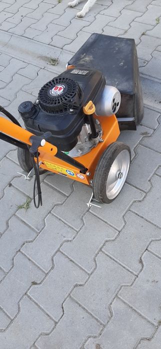 Masina     curățat   pavaje