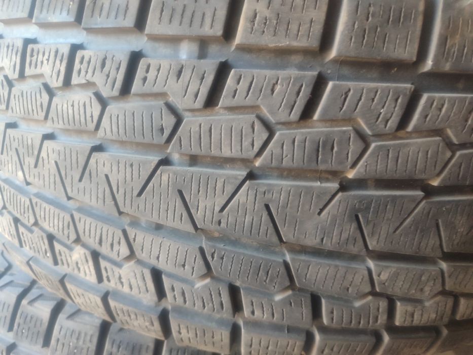 Продам зимние шины на прадо