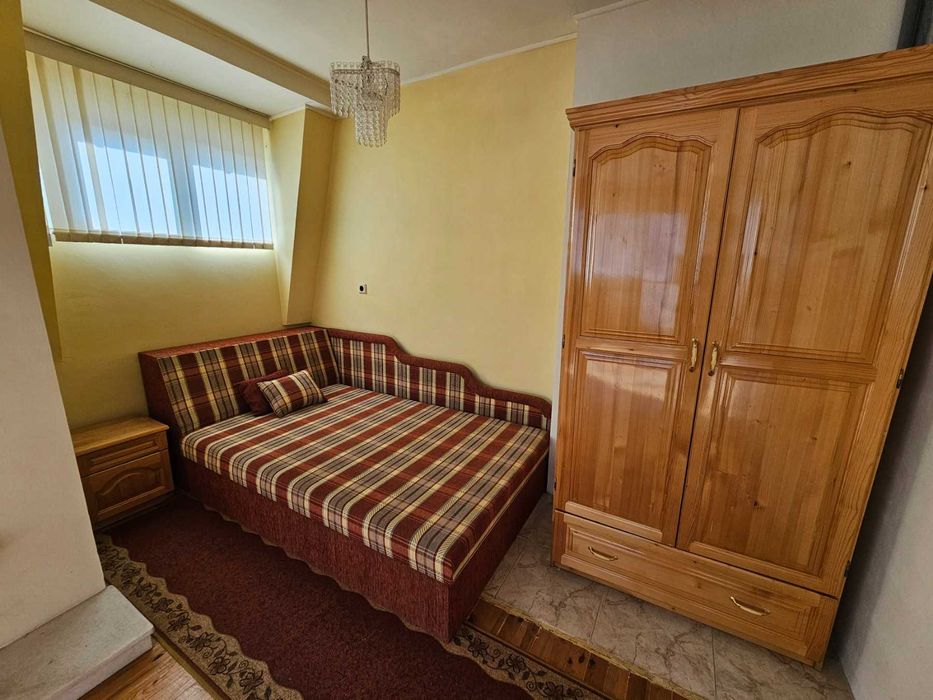 3-етажна къща с басейн и голям двор в квартал Каменица