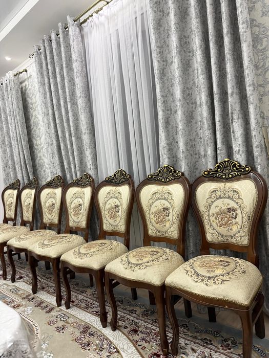 Стол стулья для гостиной