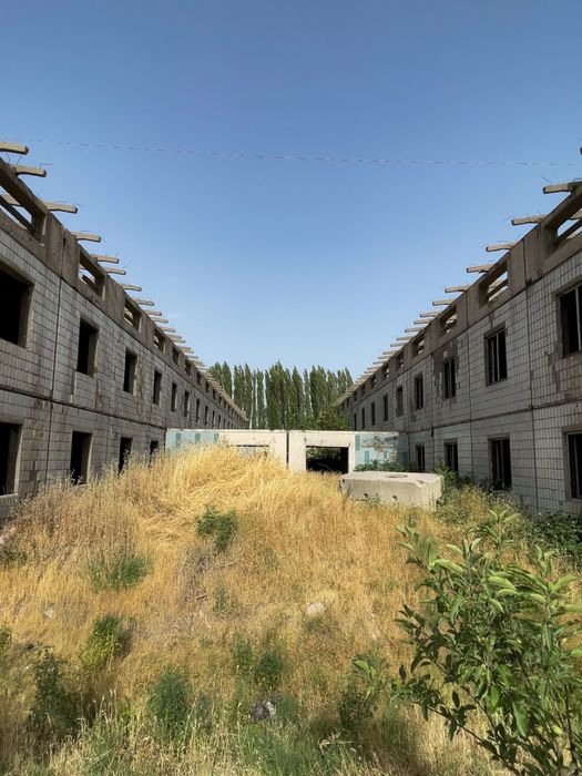 Продается земля со зданиями в Нурабаде (Ахангаран)