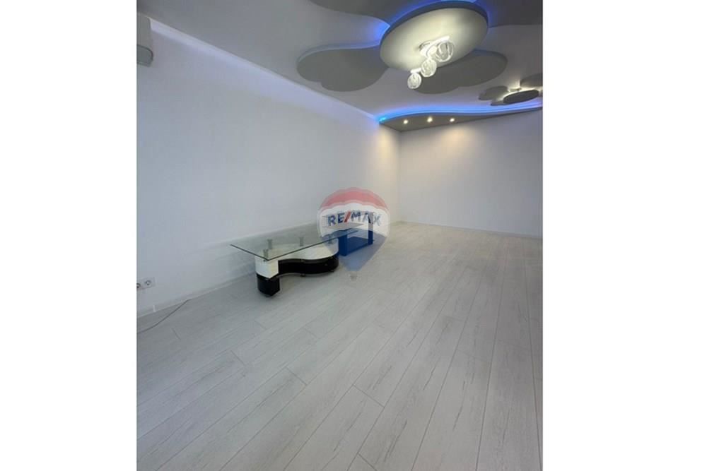 Продава се Двустаен апартамент в Варна, Цветен квартал - 61 кв.м за 2378 €/кв.м - Снимка #4