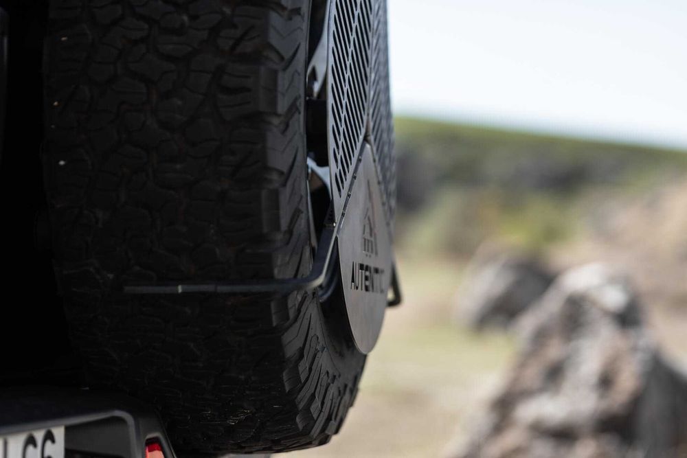 Gratar BBQ montare pe roata de rezerva AUTENTIC OVERLANDING GEAR