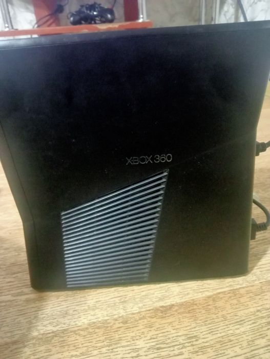 Xbox 360 slim (freebot)    +11игр