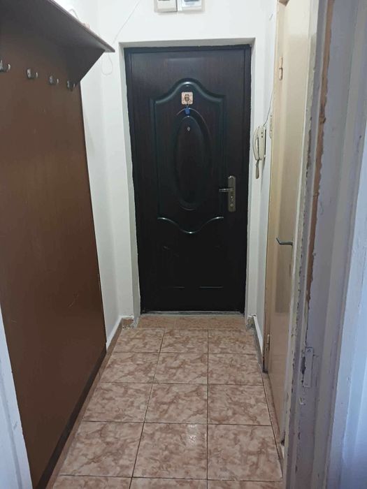 Închiriez apartament cu 2 camere