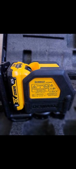 Линеен лазерен нивелир DeWALT DCE088G със зелен лъч
