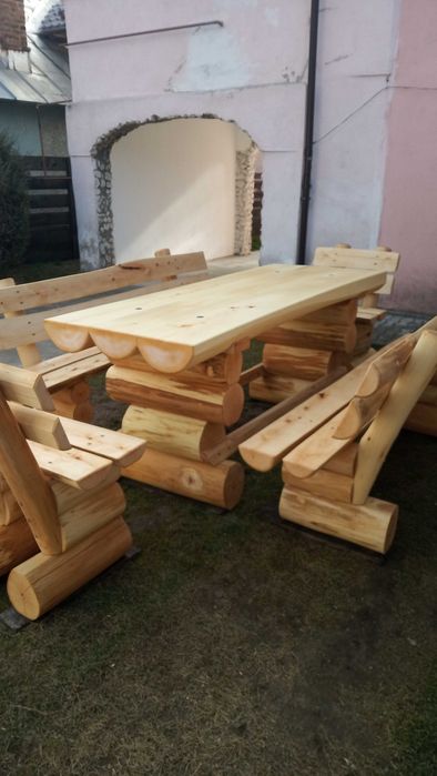 Vând set masa și bănci rustice din lemn masiv.