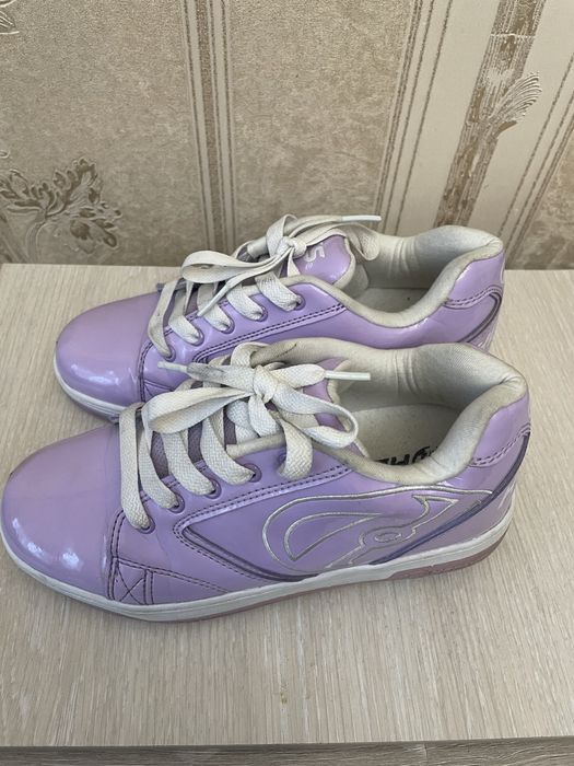 Продам кроссовки  на колесиках.