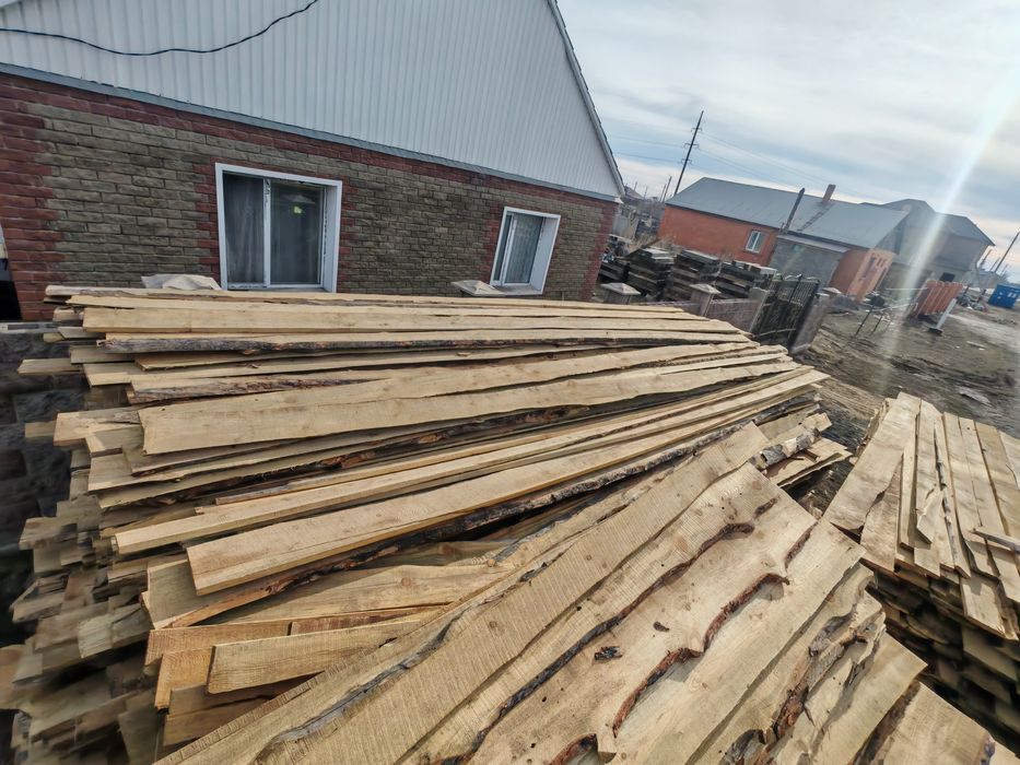 В продаже доски необрезные, пиломатериалы