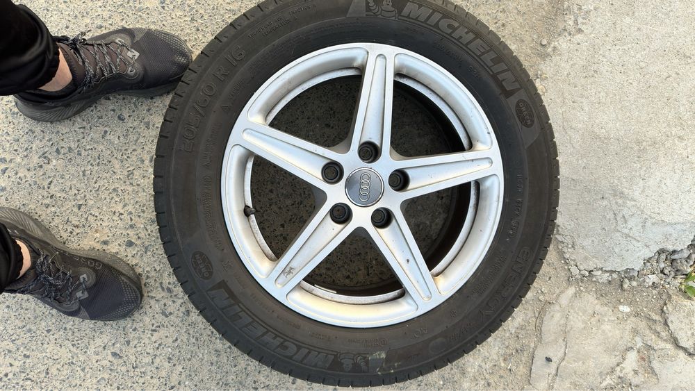 Vand roti pe r16 originale audi a4 cu cauciucuri foarte bune de vara.