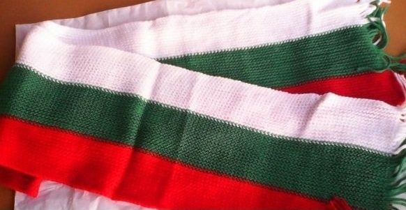 Летни и зимни шалове в цветовете на българското знаме-различни,модели