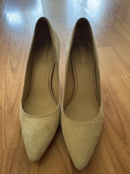 Замшевые бежевые туфли фирмы Tamaris и Aldo