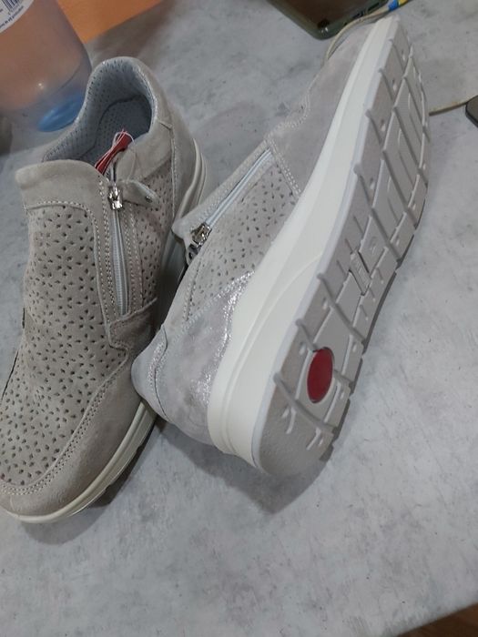 Vand pantofi de dama