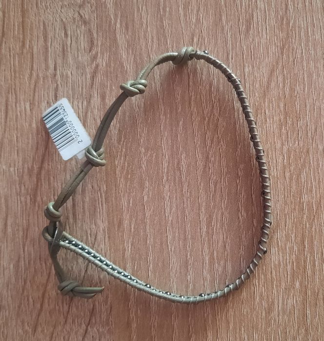 Сива кожена гривна с мъниста