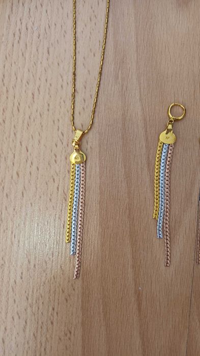 Модерен комплект  колие и обици- НОВИ СА