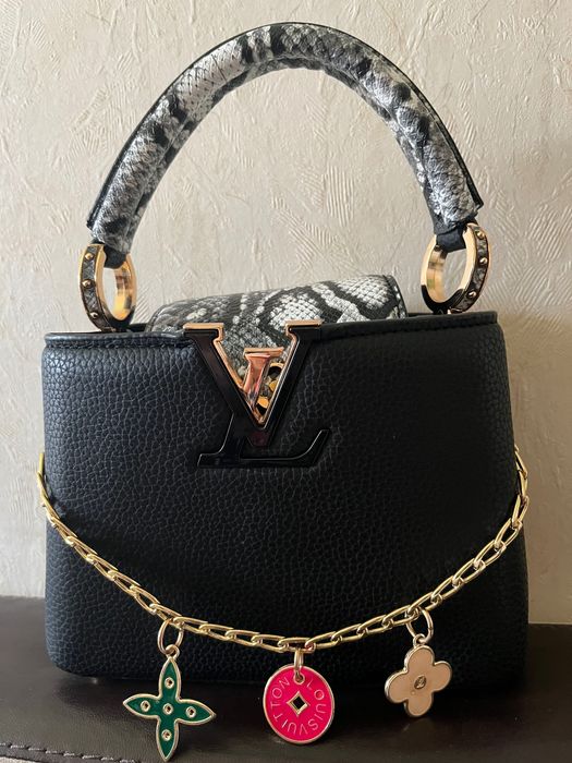 Дамска чанта в черно със змийски принт