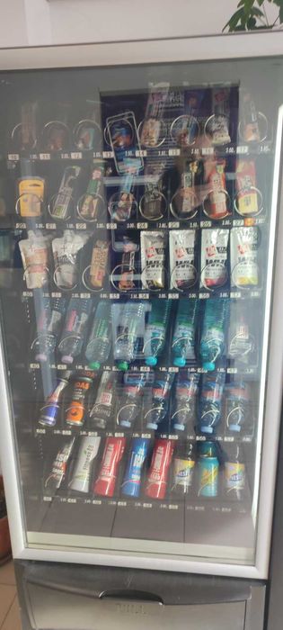 Вендинг машина за храни и напитки