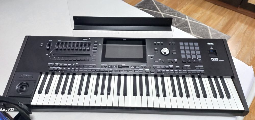 Vând korg pa 5x de 61 ca și Noua ofer garanție notariala doi ani. Husa Noua set 2026. Nu doresc schimburi de nici un fel.