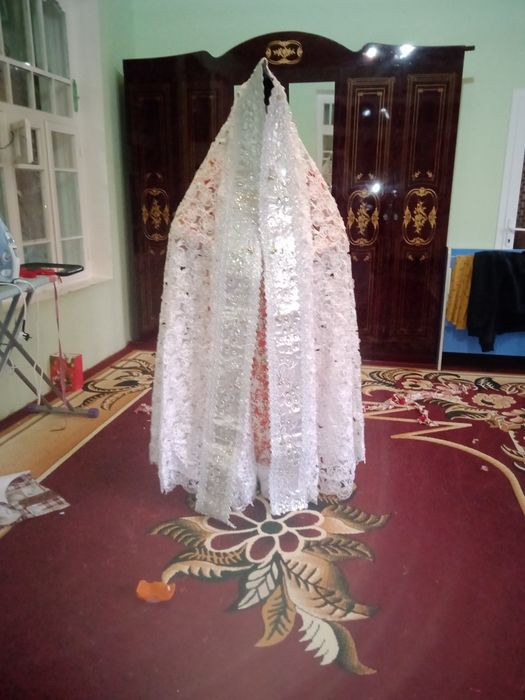 Zar xalat va toʻr dastroʻmoli bilan