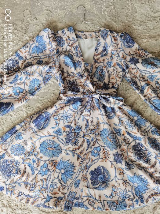 Рокля с широки ръкави, колан на талията