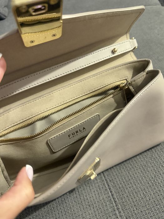 Дамска чанта и потфейли Furla